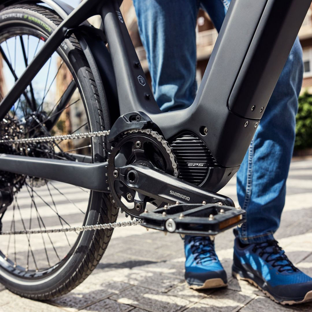 Detailed photograph of three people on bicycles in the City of Arts and Sciences in Valencia for Shimano, in an audiovisual production in Valencia.