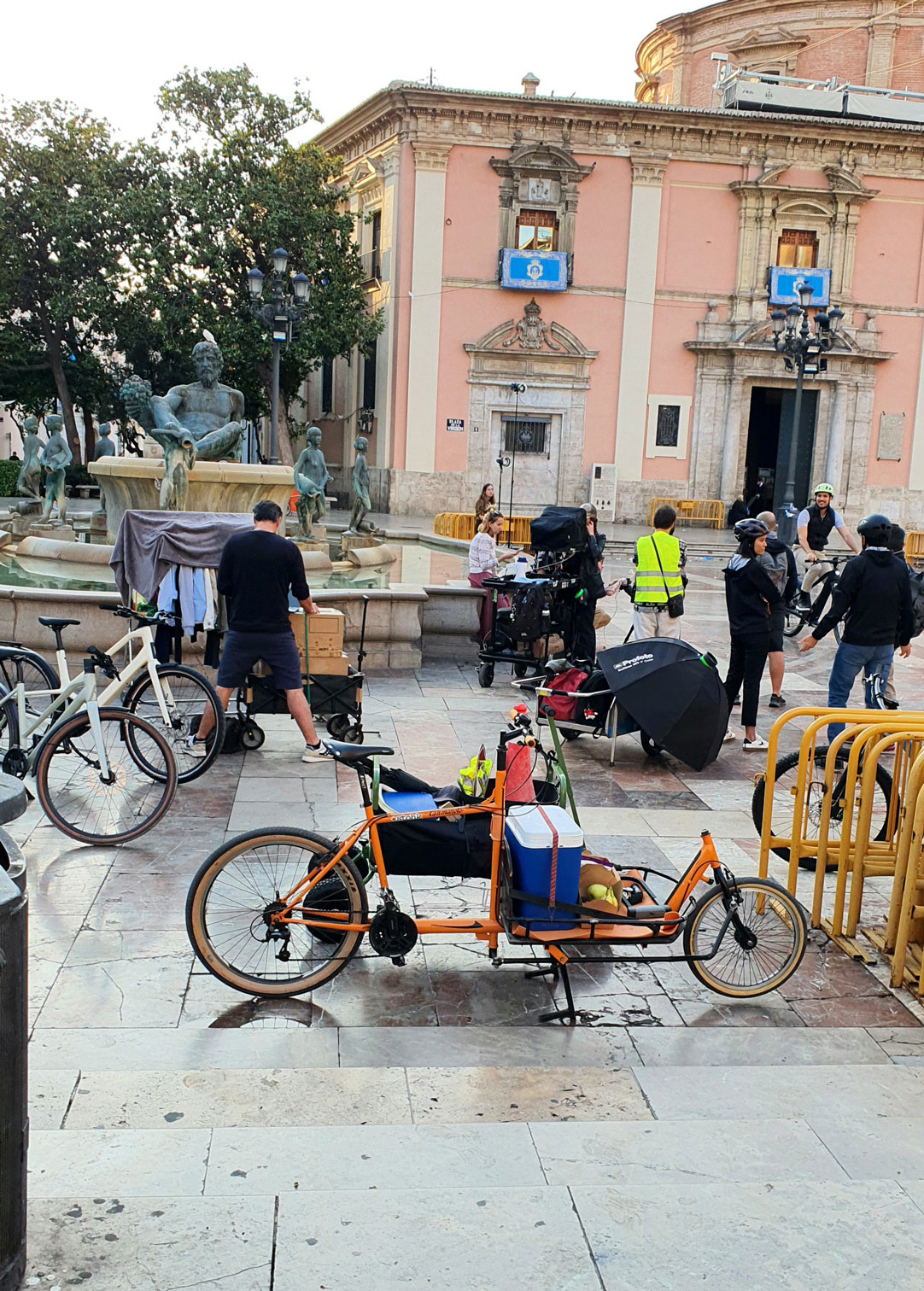 Photograph of the production team working on the Shimano project in the Plaza de la Virgen in Valencia, Spain.