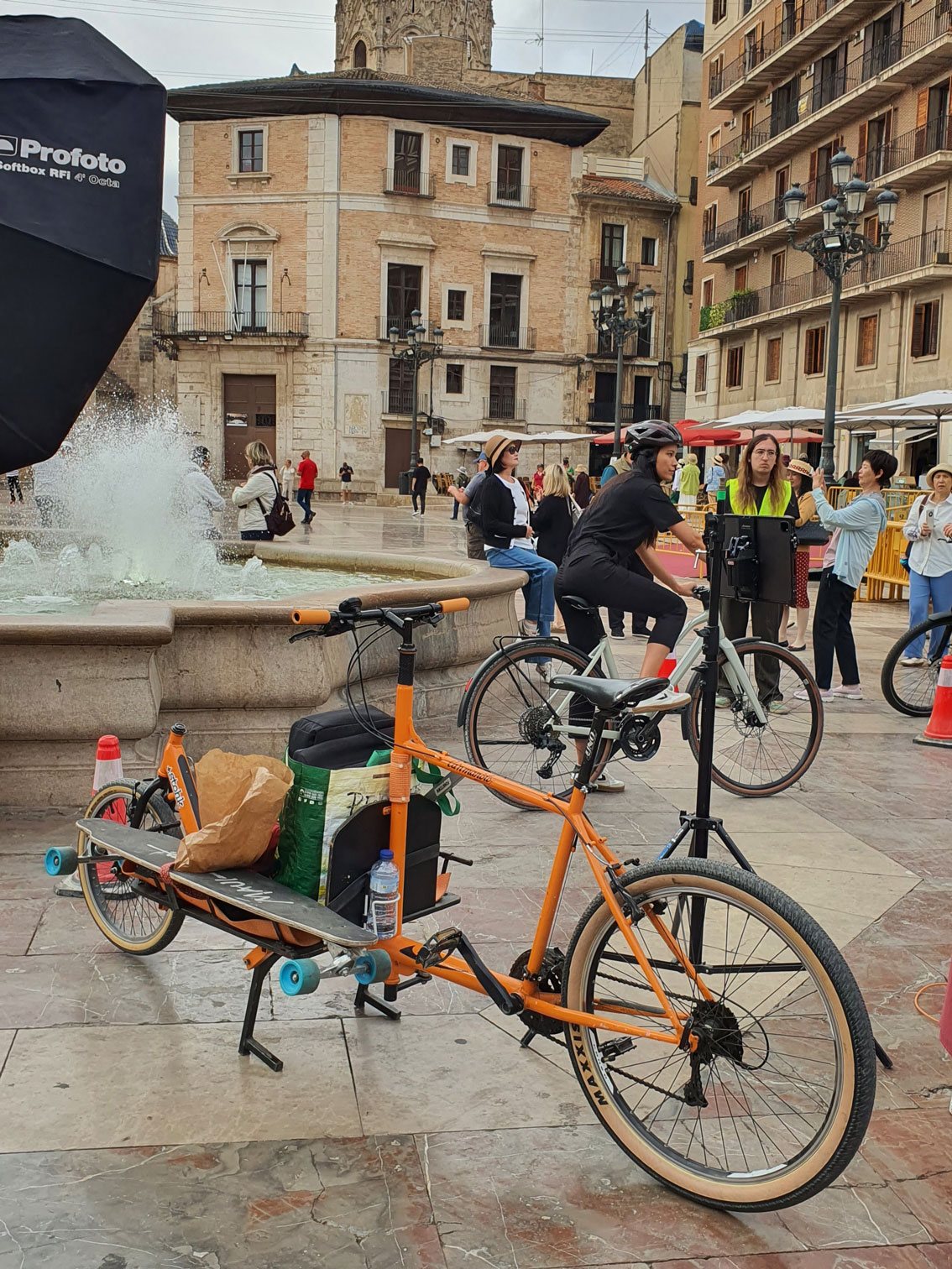 Detailed photograph of three people on bicycles in the City of Arts and Sciences in Valencia for Shimano, in an audiovisual production in Valencia.